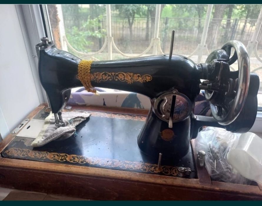 Машина швейная.  .