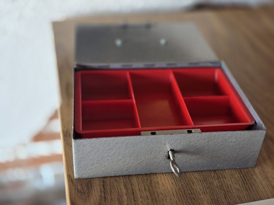 Метална кутия за пари и бижута