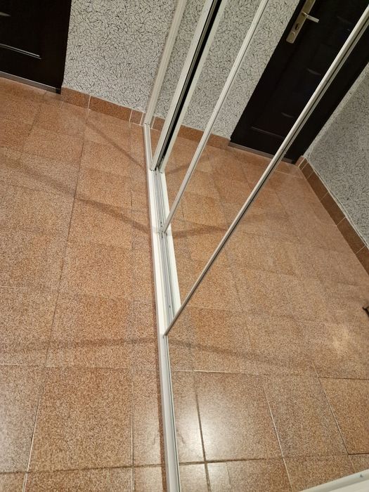Стъклени врати с релси