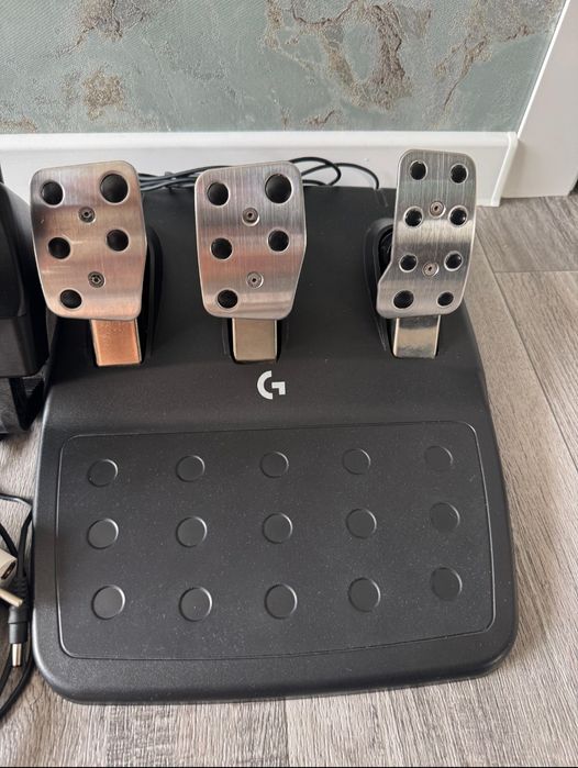 Продам игровой руль Logitech g923