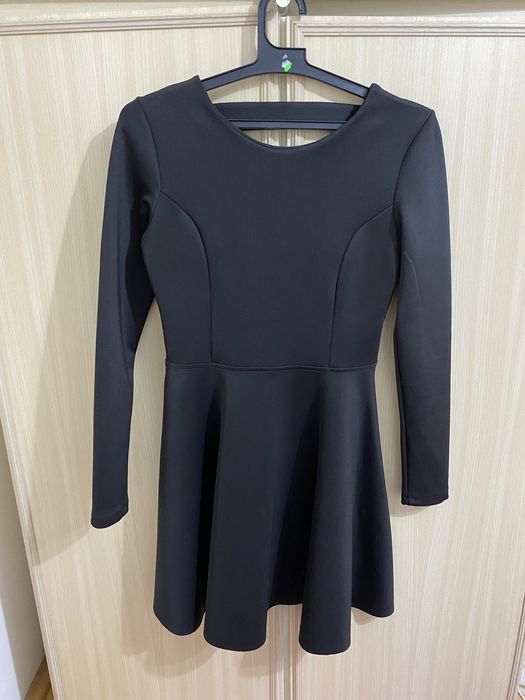 Rochie neagră de ocazii