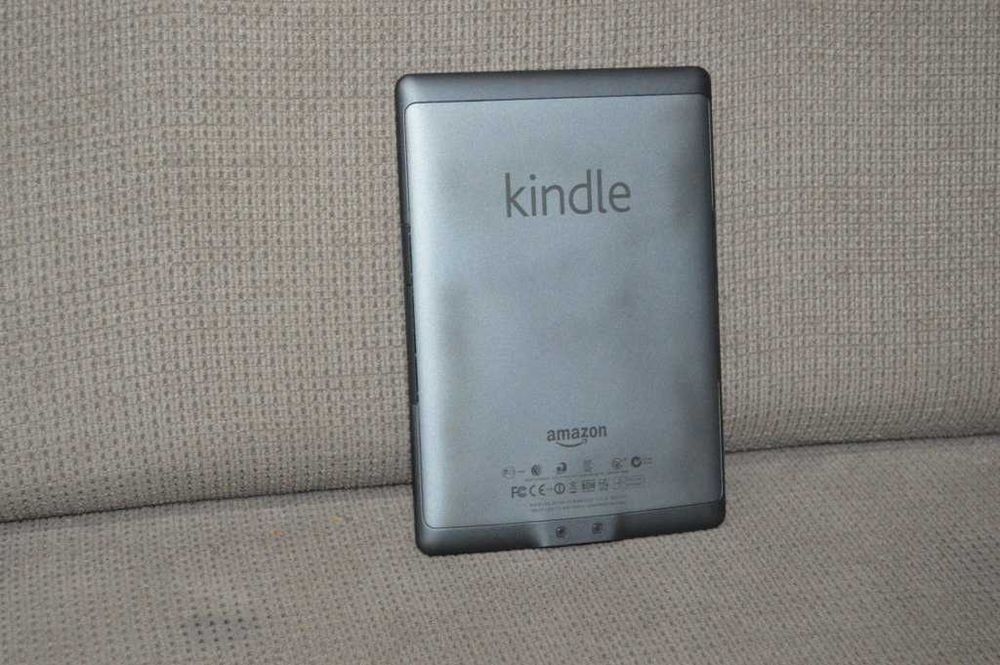 E-reader Amazon Kindle 4 (Silver / Grafit, Display 6" E-Ink, Wi-Fi, Micro-USB)