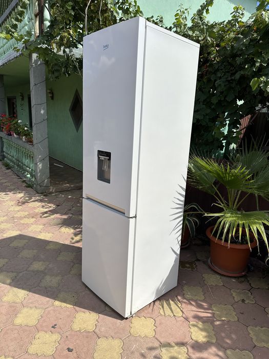 Vând frigider beko 2 metri
