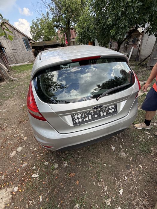 Ford fiesta 2010 vand piese sau asa full