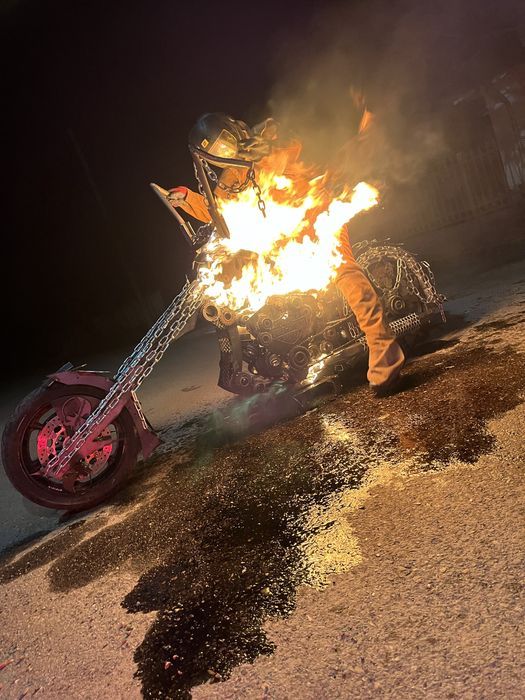 Sculptura motocicleta 2,7 m lungime. Otel tabla debitat “Ghost Rider”