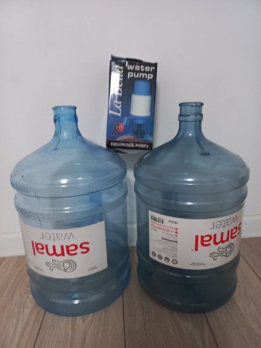 Продам 2 бутылки 20 л и помпа для воды