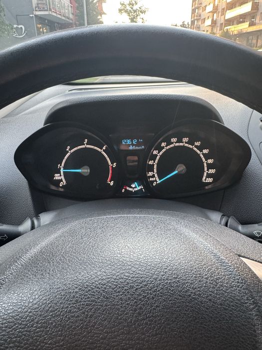 Ford Transit Courier an 2015 Extrem de Practic  include TVA