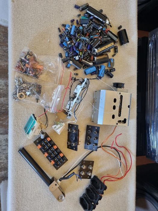 Pachet dif Condensatori, componente Kenwood KR 5200, etc