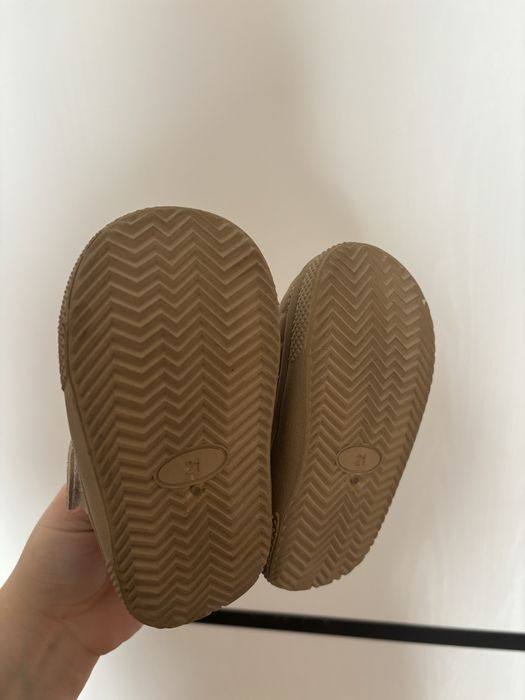 Продам детские ботинки