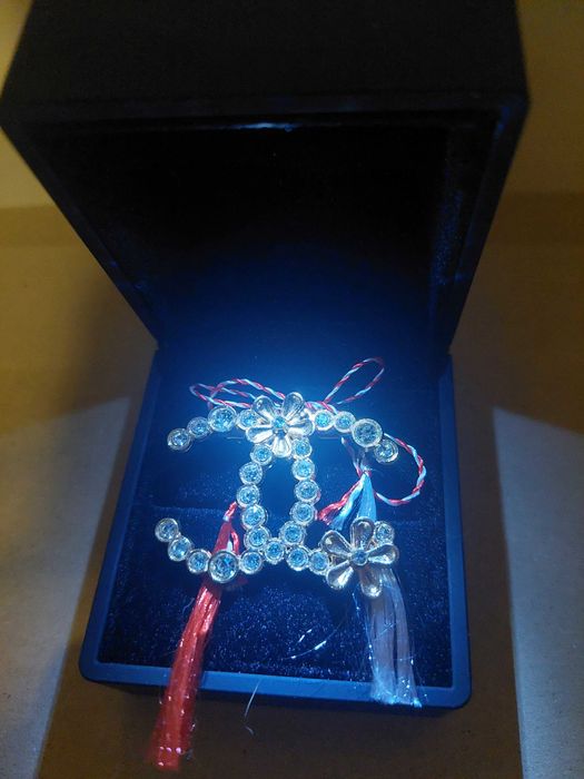 Brosa chanel cu flori si strasuri in cutie cadou cu led