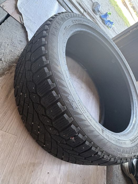 Продам 2 шины R18