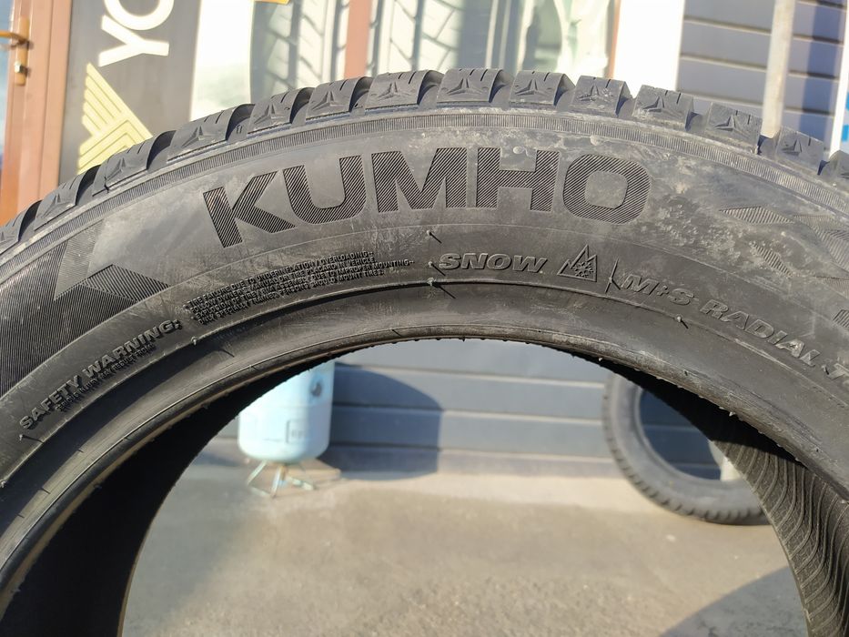 Kumho 225/55R18 WP52