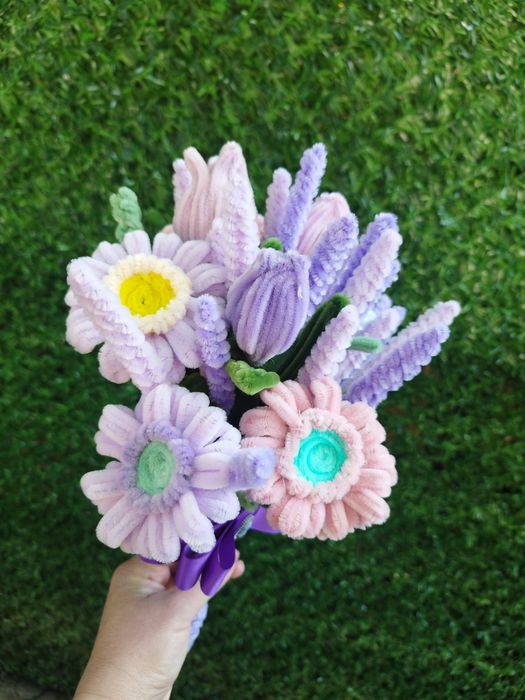 Aranjamente florale din sarma plusată