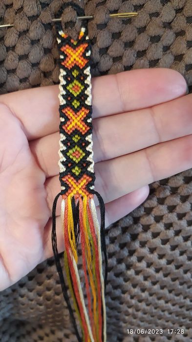 Ръчно плетени гривни (гривна на приятелството)