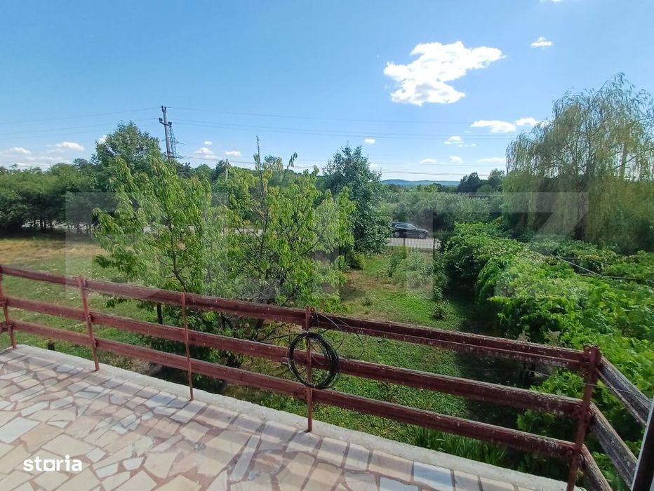 Casa plan parter plus etaj cu 6 camere, 250 mp si 2400 mp teren, zona