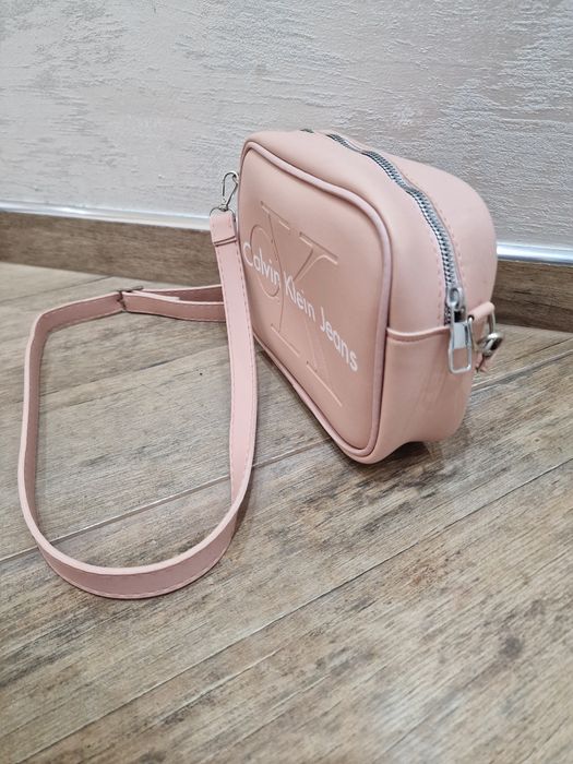 Дамска чанта с дълга дръжка