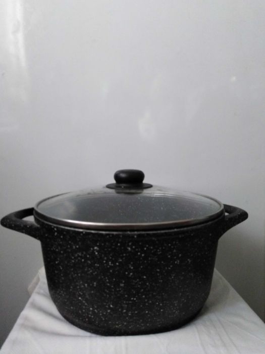 ОТДАМ ДАРОМ кастрюлю. С антипригарным покрытием. БОЛЬШУЮ, 6л, ЕС, БУ