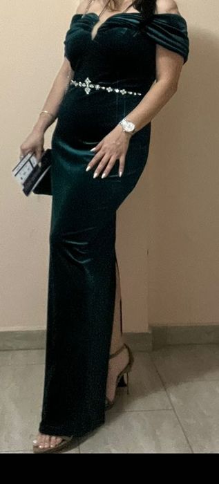 Официална рокля в тъмно зелено с колан от камъни