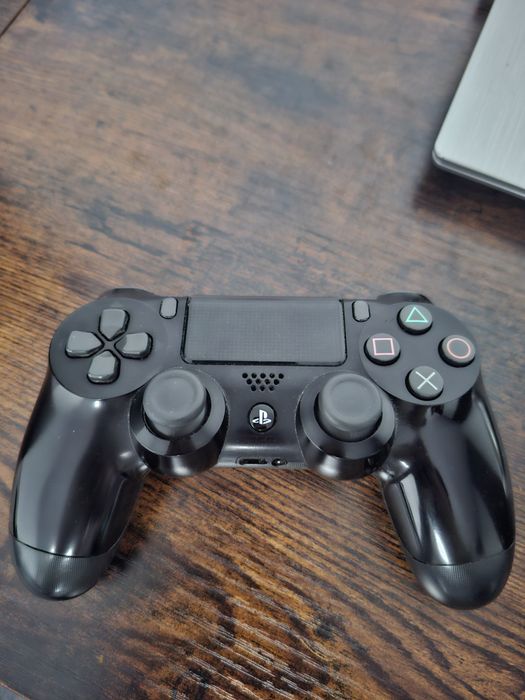 Vând ps4 cu joc si maneta