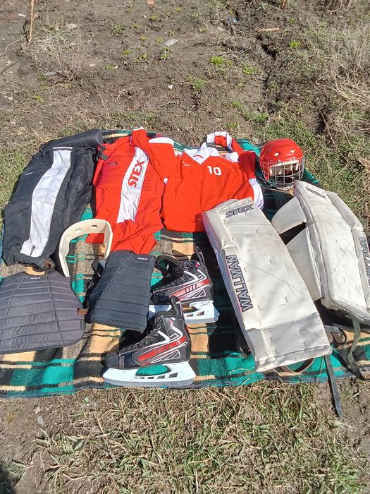 Хоккейные шлемы и форма