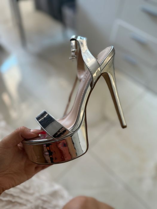 Сребърни сандали на ток