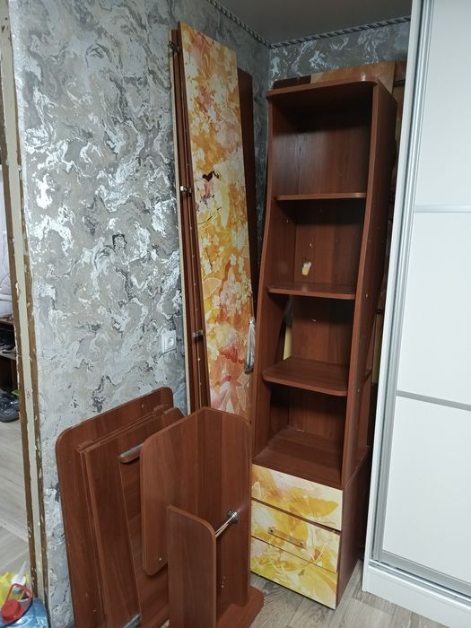 Продам детский гарнитур.2 шкафа ,стол письменный,
