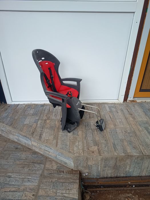 Vând  bicicleta, scaun de adaptat pe bicicleta, landou, pat colțar.