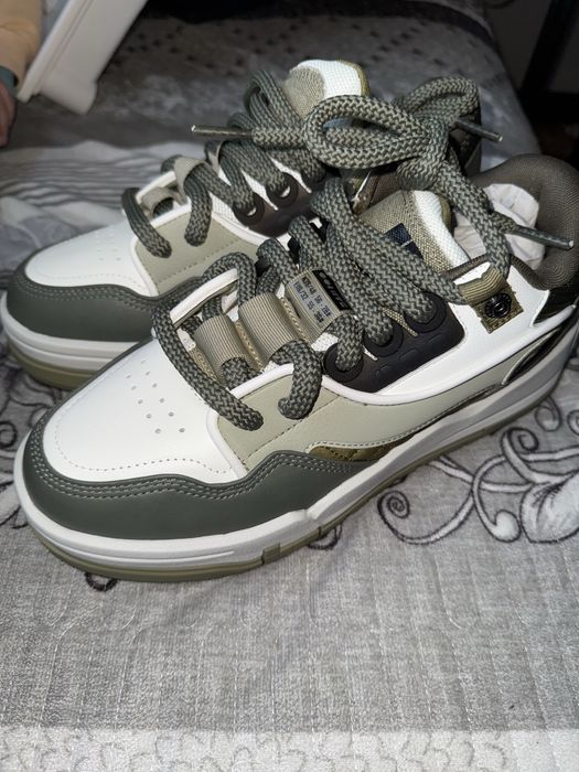 Кроссовки фирменные