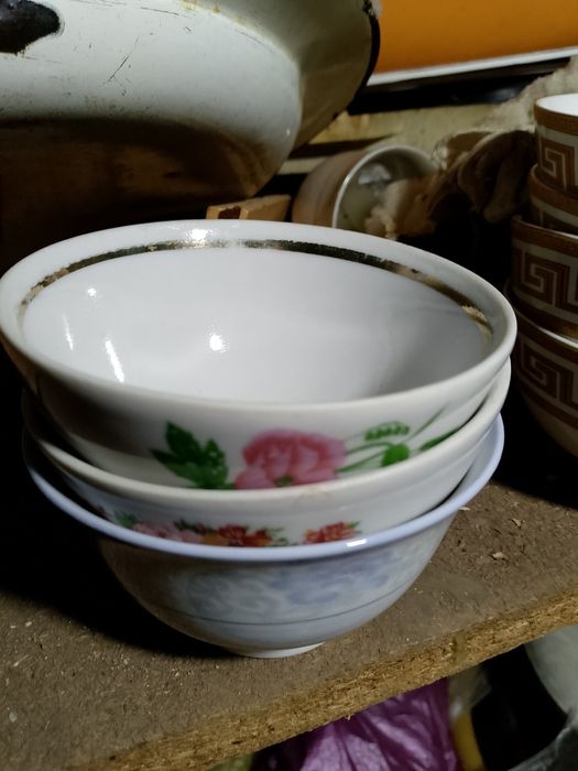 Продам посуду и тумбочки синие