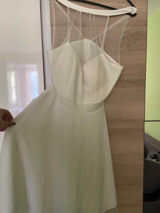 Бяла официална рокля