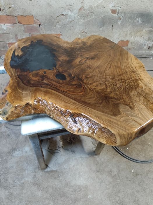 Плот за маса от корен на орех и смола