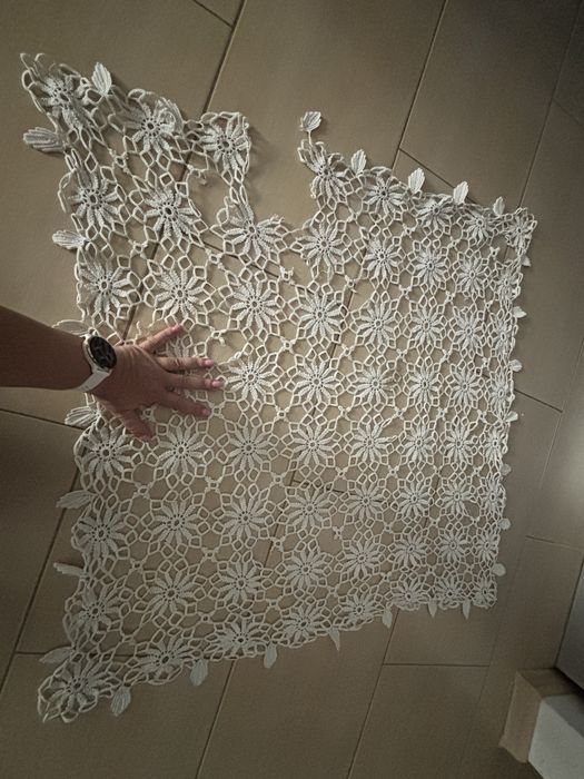 Macrame (dantelă) lucrată manual, 151 × 152 cm – stare bună