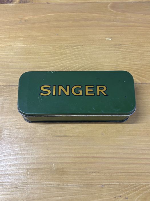 Кутия с принадлежности за шевна машина Singer