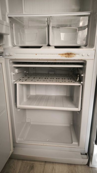 Продам холодильник Indesit