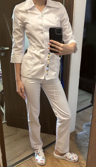 costum medical alb , marime XS nou , foarte comod