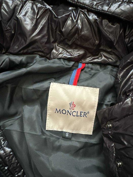 Geaca Moncler cu eticheta (nu Nike, Gucci, Adidas, Balenciaga)