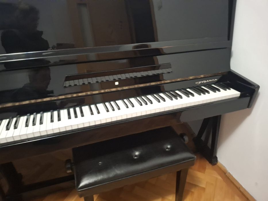 Vând pianină , scaun