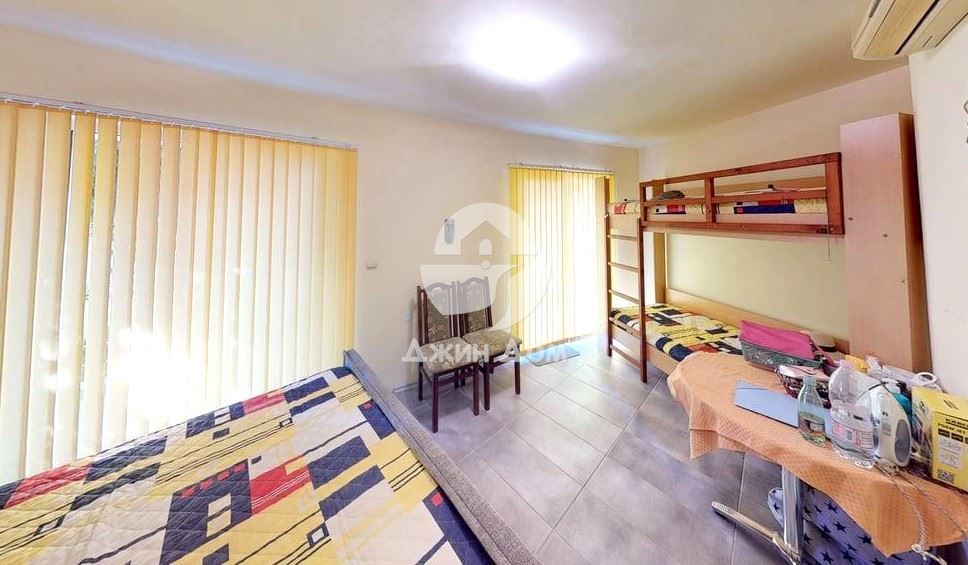 Просторна четириетажна къща с 8 спални във вилна зона „Зора"