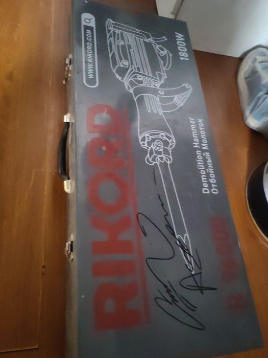 Отбойник молаток