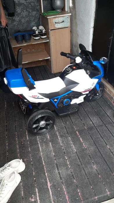 Продам игрушечный автомобиль