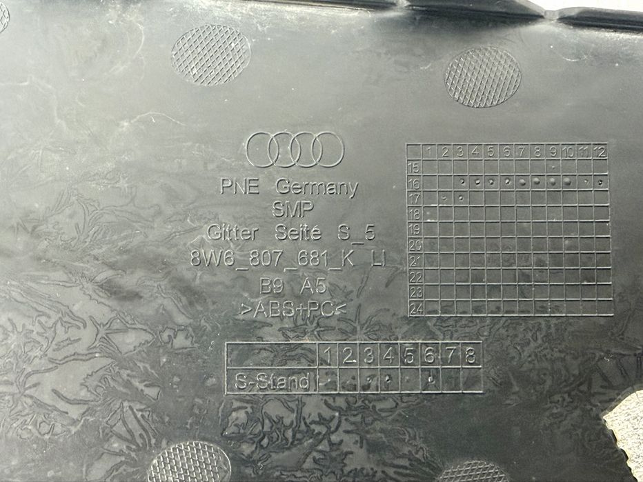 Лява решетка AUDI S5 F5 8W6807681K