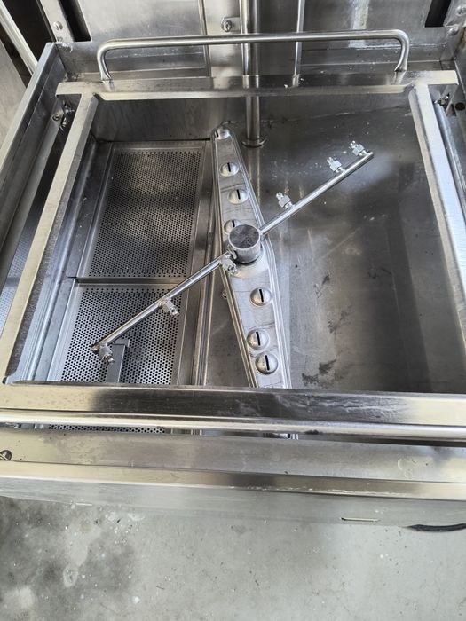 Конзолна съдомиялна -- Италия.