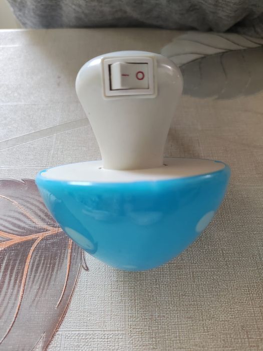 Светильник голубого цвета и прочее