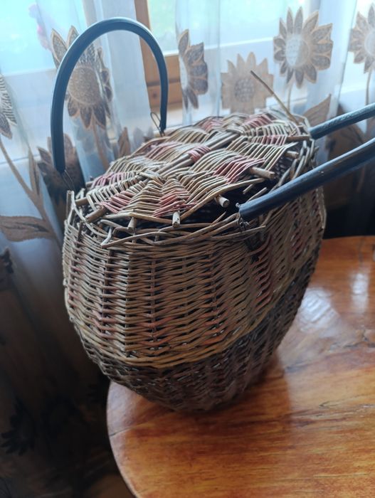 Срочно!Продам плетёную корзинку с крышкой