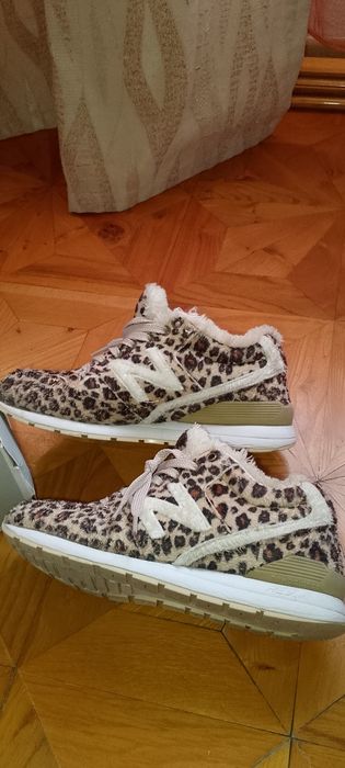 Кроссовки New Balance с леопардовым принтом.