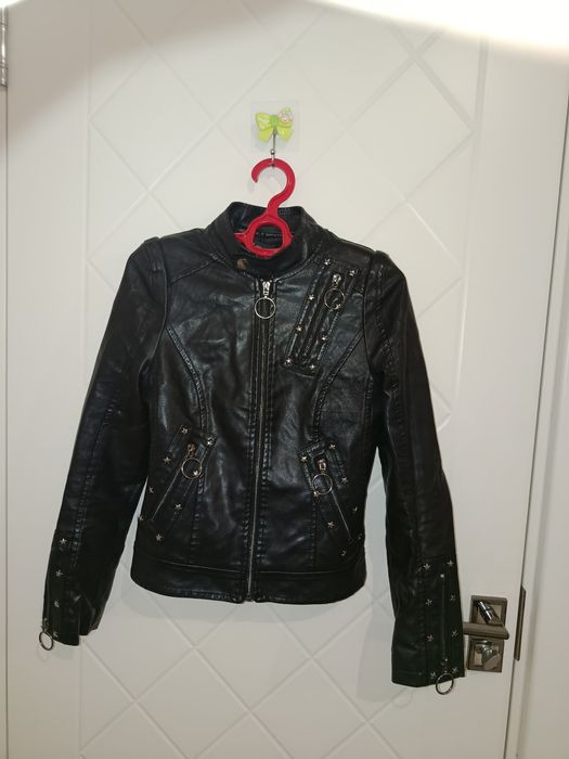 Ayollar uchun charm kastyum