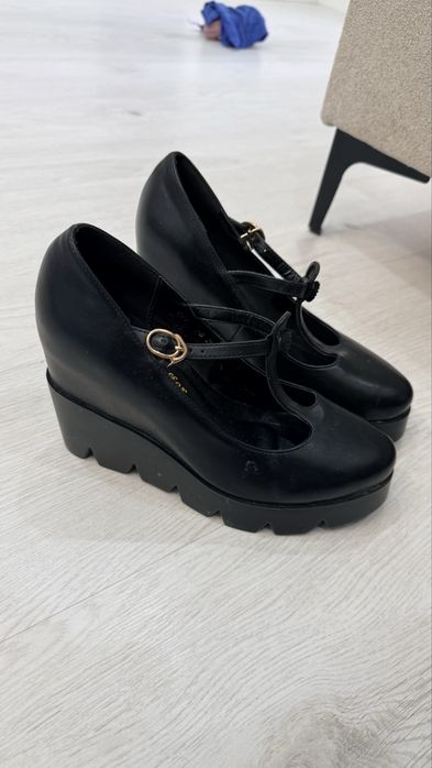 Отдам даром обувь