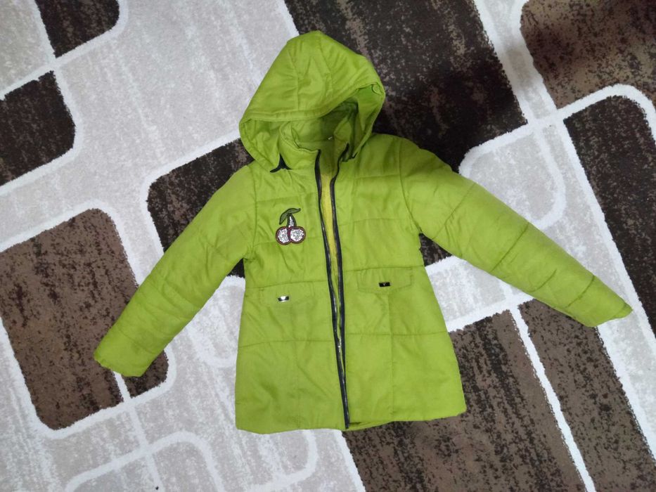 Демисезонная куртка на девочку