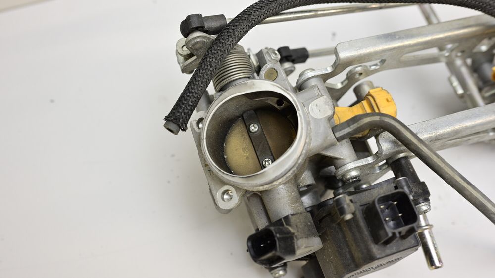 Rampa Injectie Corp Acceleratie TPS Suzuki SFV 650 Gladius 2009 - 2016