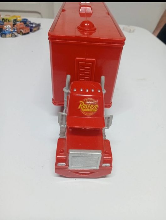 Camion Mack cu mini mașinuțe Cars